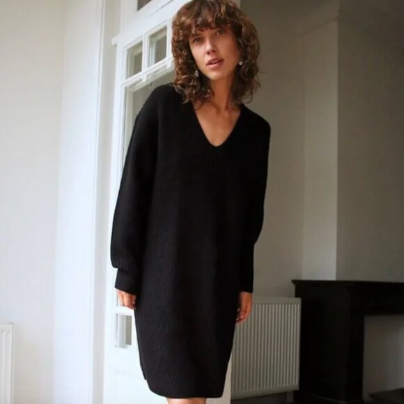 NWT Aritzia Wilfred Seville Merino Wool Sweater Dress in Black - Picture 1 of 8
